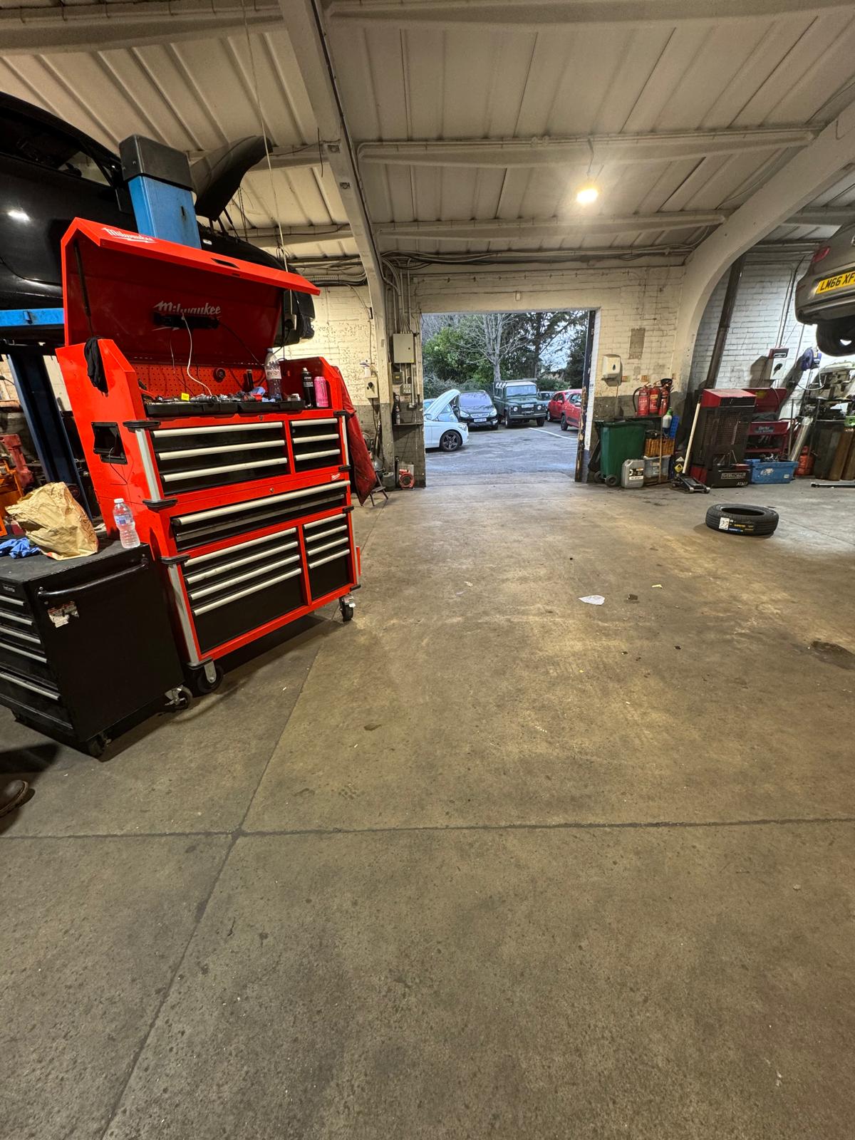 AC regas equipment at Courtwood Car Services Uxbridge